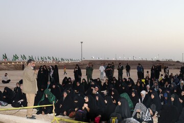 تصاویر/ روایتگری حاج حسین یکتا برای طلاب حوزه علمیه خواهران بوشهر در منطقه عملیاتی شلمچه