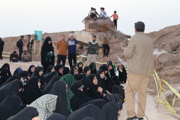 تصاویر/ روایتگری حاج حسین یکتا برای طلاب حوزه علمیه خواهران بوشهر در منطقه عملیاتی شلمچه