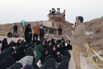 تصاویر/ روایتگری حاج حسین یکتا برای طلاب حوزه علمیه خواهران بوشهر در منطقه عملیاتی شلمچه