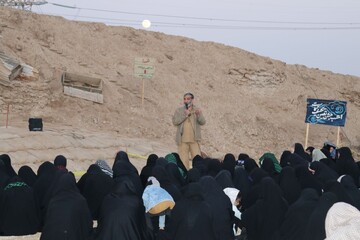 تصاویر/ روایتگری حاج حسین یکتا برای طلاب حوزه علمیه خواهران بوشهر در منطقه عملیاتی شلمچه