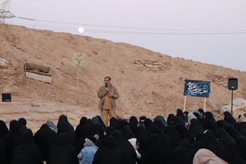 تصاویر/ روایتگری حاج حسین یکتا برای طلاب حوزه علمیه خواهران بوشهر در منطقه عملیاتی شلمچه