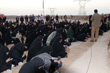 تصاویر/ روایتگری حاج حسین یکتا برای طلاب حوزه علمیه خواهران بوشهر در منطقه عملیاتی شلمچه