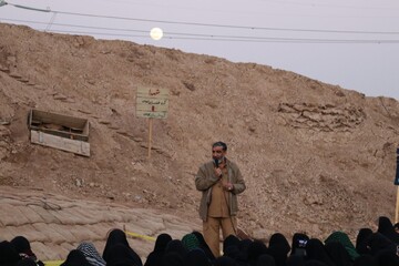 تصاویر/ روایتگری حاج حسین یکتا برای طلاب حوزه علمیه خواهران بوشهر در منطقه عملیاتی شلمچه