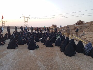 تصاویر/ روایتگری حاج حسین یکتا برای طلاب حوزه علمیه خواهران بوشهر در منطقه عملیاتی شلمچه