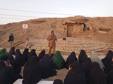 تصاویر/ روایتگری حاج حسین یکتا برای طلاب حوزه علمیه خواهران بوشهر در منطقه عملیاتی شلمچه