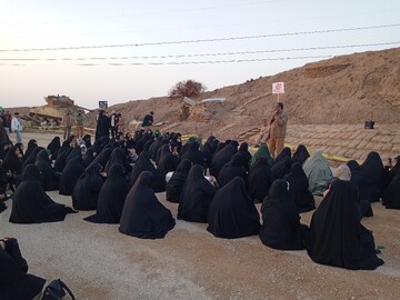 تصاویر/ روایتگری حاج حسین یکتا برای طلاب حوزه علمیه خواهران بوشهر در منطقه عملیاتی شلمچه