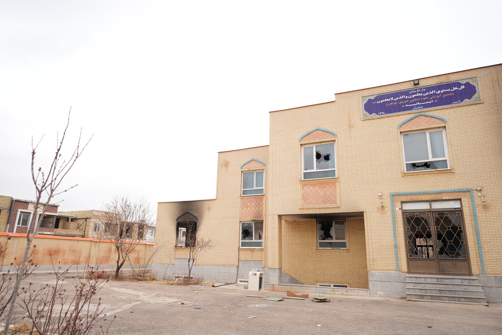 بازدید مسئولان حوزه‌ علمیه خواهران کشور از ساختمان تخریب‌شده مدرسه علمیه ایمانیه شهرستان تاکستان