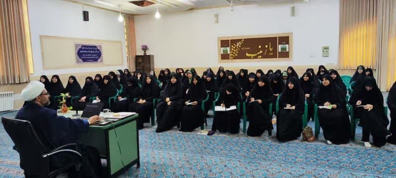 نشست تخصصی حکمرانی سایبری در مدرسه علمیه حضرت زینب‌(س) کرمان برگزار شد