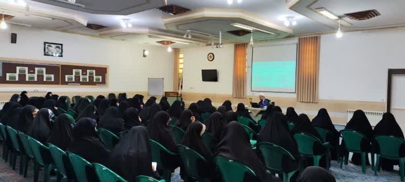 نشست تخصصی حکمرانی سایبری در مدرسه علمیه حضرت زینب‌(س) کرمان برگزار شد