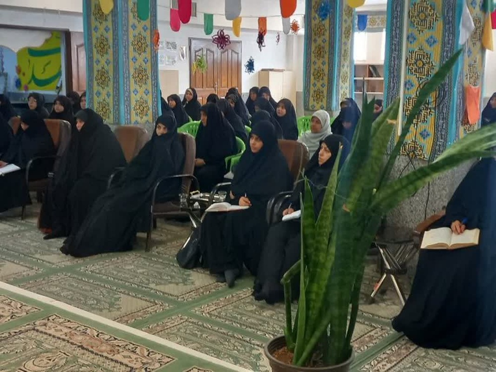 طلاب باید با تحلیل دقیق افکار جامعه از بحران‌های آینده پیشگیری کنند