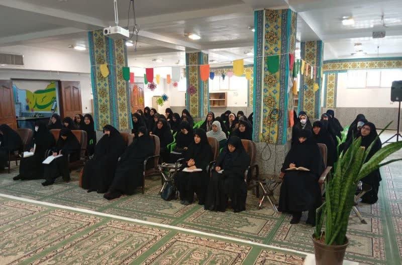 طلاب باید با تحلیل دقیق افکار جامعه از بحران‌های آینده پیشگیری کنند