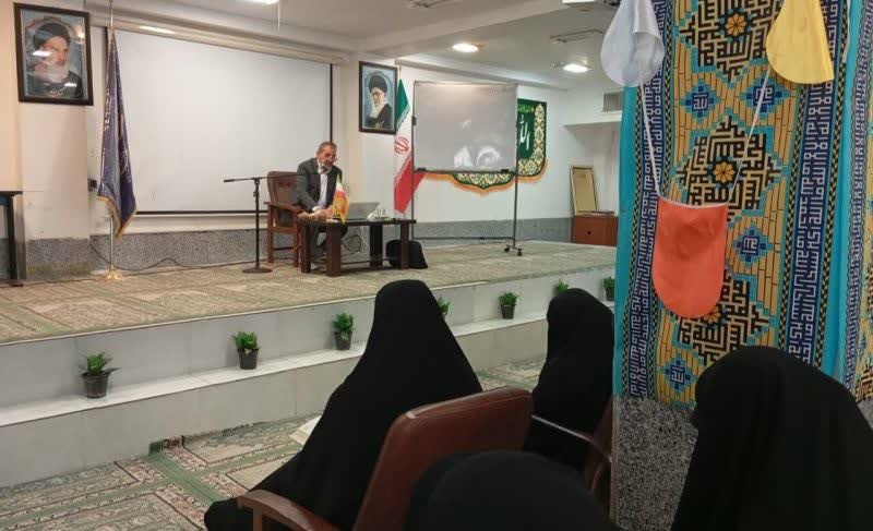 طلاب باید با تحلیل دقیق افکار جامعه از بحرانهای آینده پیشگیری کنند