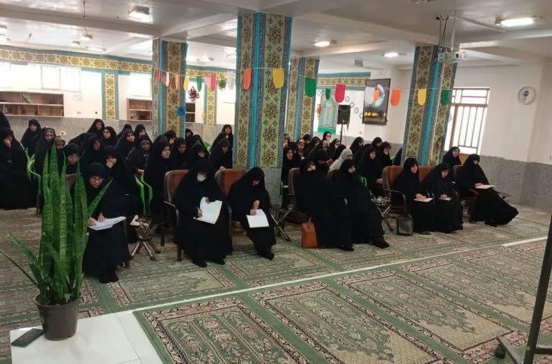 طلاب باید با تحلیل دقیق افکار جامعه از بحرانهای آینده پیشگیری کنند