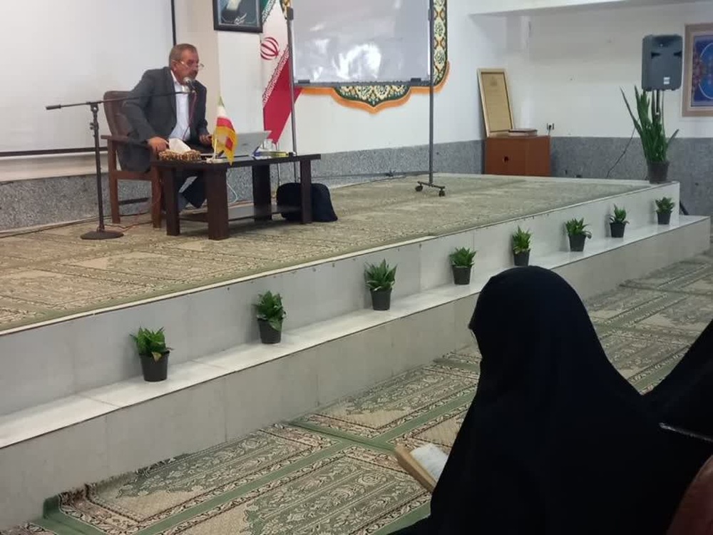 طلاب باید با تحلیل دقیق افکار جامعه از بحران‌های آینده پیشگیری کنند
