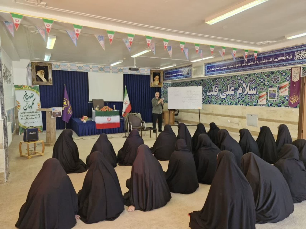 نشست سیاسی‌ - تبیینی در حوزه علمیه سریش‌آباد برگزار شد