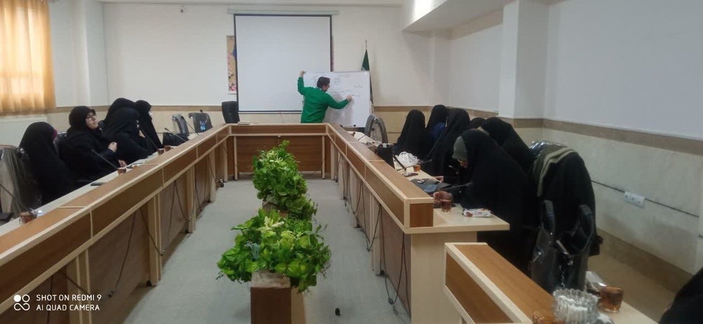 نشست گفتمان انقلاب اسلامی در حوزه علمیه سنندج برگزار شد