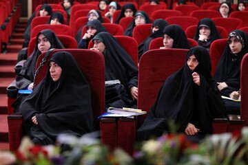 تصاویر/ اختتامیه اردوی ناب در حریم آفتاب حوزه‌های خواهران با رونمایی از کتاب «اخلاق کاربری نخبگان»