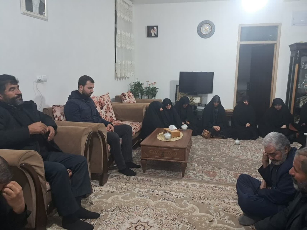 دیدار کارکنان حوزه علمیه قزوین با خانواده شهید امنیت قاسم کردلو یگانه