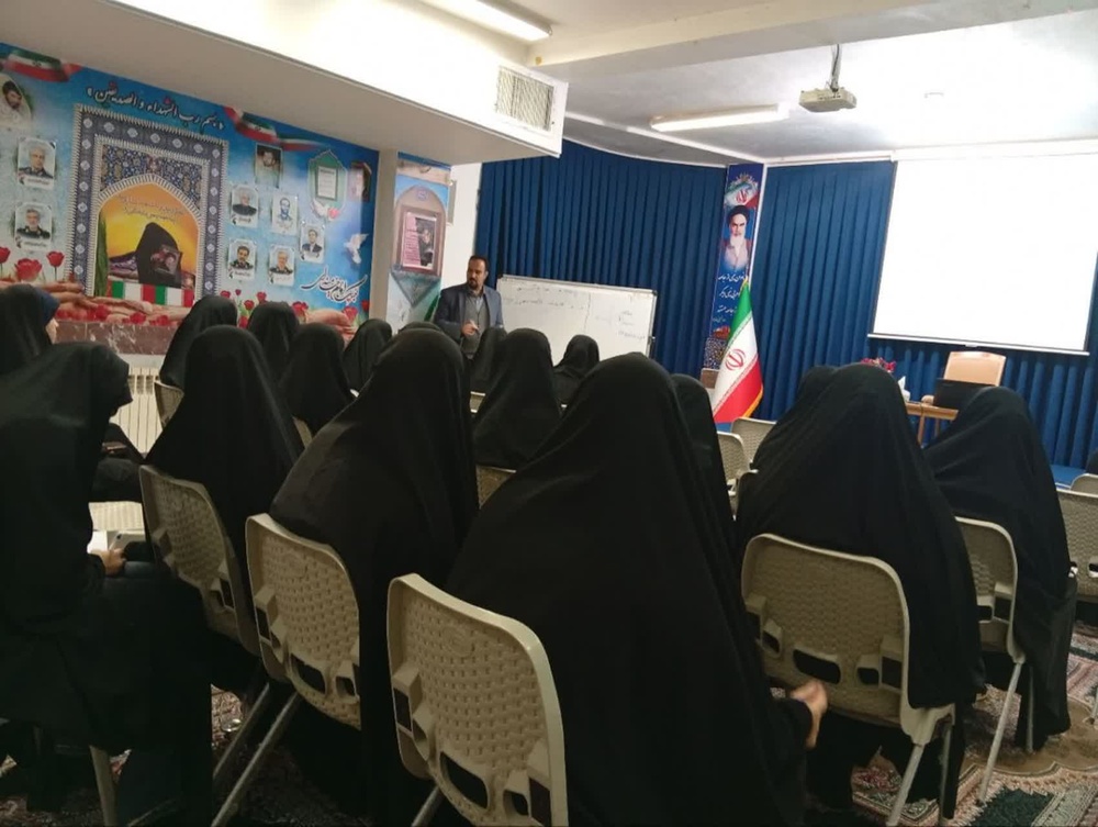 نشست تخصصی «مقاله‌نویسی گام‌ به‌ گام» در مدرسه علمیه الزهرا(س) قروه برگزار شد