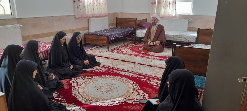 طلاب خواهر با آگاهی اجتماعی و معنویت عمیق، نقش موثر خود در فرهنگ دینی را ایفا کنند