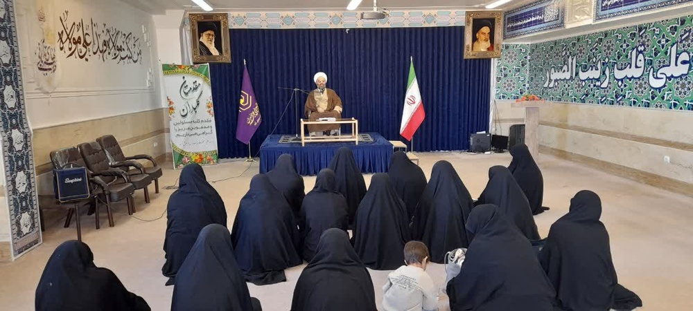 طلاب خواهر با آگاهی اجتماعی و معنویت عمیق، نقش موثر خود در فرهنگ دینی را ایفا کنند