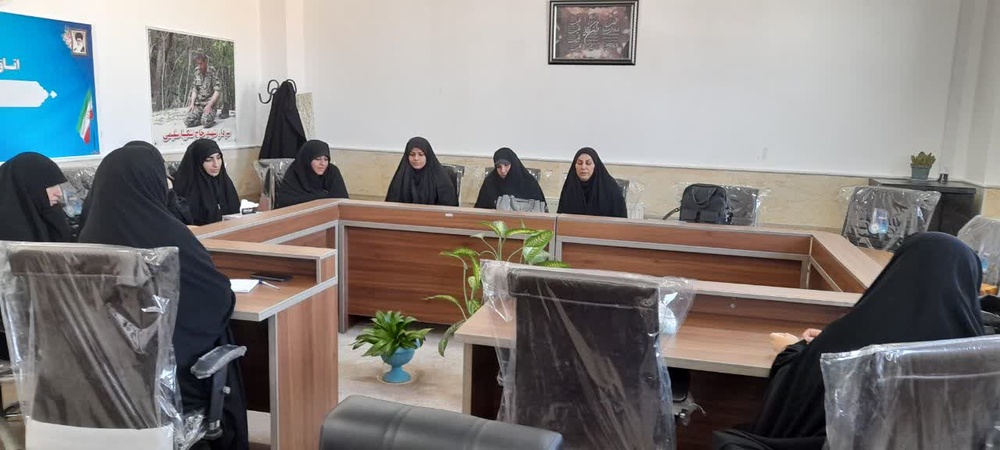 طلاب خواهر با آگاهی اجتماعی و معنویت عمیق، نقش موثر خود در فرهنگ دینی را ایفا کنند