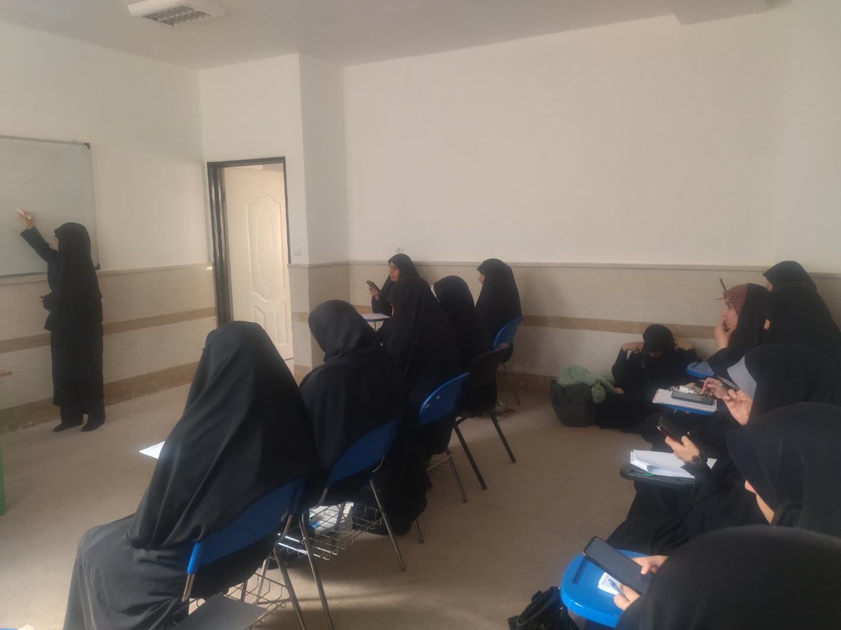 برگزاری کارگاه پایاننامهنویسی در مدرسه علمیه خرمآباد