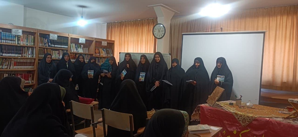 تقدیر از برگزیدگان نخستین چله کتاب‌خوانی حوزه علمیه کریمه اهل‌بیت‌(س) خوانسار