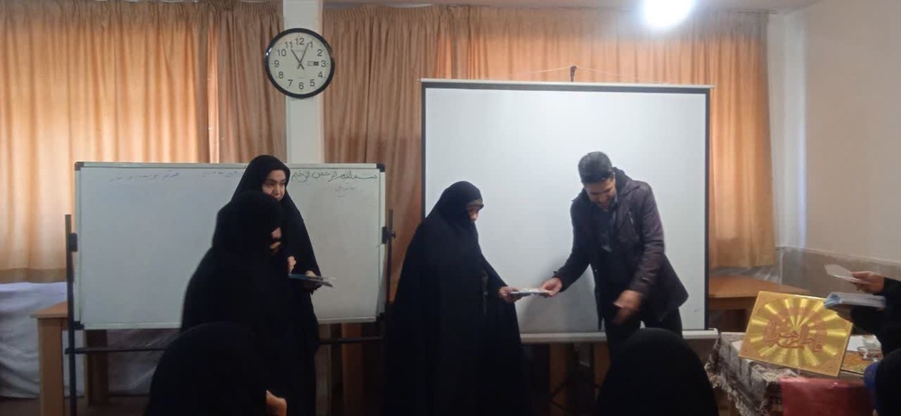 تقدیر از برگزیدگان نخستین چله کتاب‌خوانی حوزه علمیه کریمه اهل‌بیت‌(س) خوانسار