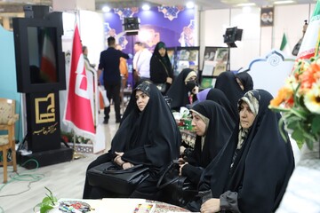 تصاویر/ دومین شب فعالیت غرفه حوزه‌های علمیه خواهران در نمایشگاه بین‌المللی قرآن کریم