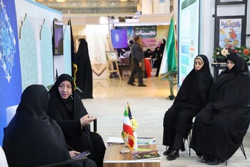 تصاویر/ دومین شب فعالیت غرفه حوزه‌های علمیه خواهران در نمایشگاه بین‌المللی قرآن کریم