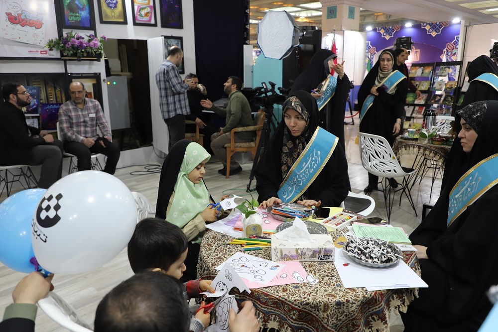تصاویر/ دومین شب فعالیت غرفه حوزه‌های علمیه خواهران در نمایشگاه بین‌المللی قرآن کریم