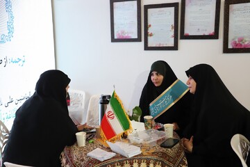 تصاویر/ فعالیت غرفه حوزه‌های علمیه خواهران در سومین شب نمایشگاه بین‌المللی قرآن کریم