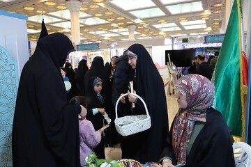 تصاویر/ فعالیت غرفه حوزه‌های علمیه خواهران در سومین شب نمایشگاه بین‌المللی قرآن کریم