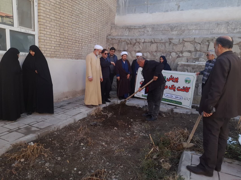 گسترش فرهنگ منابع طبیعی در حوزه‌های علمیه؛ کاشت نهال به یاد شهدا