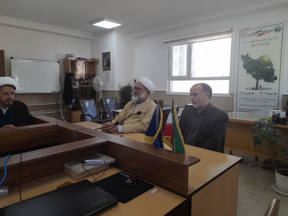 گسترش فرهنگ منابع طبیعی در حوزه‌های علمیه؛ کاشت نهال به یاد شهدا