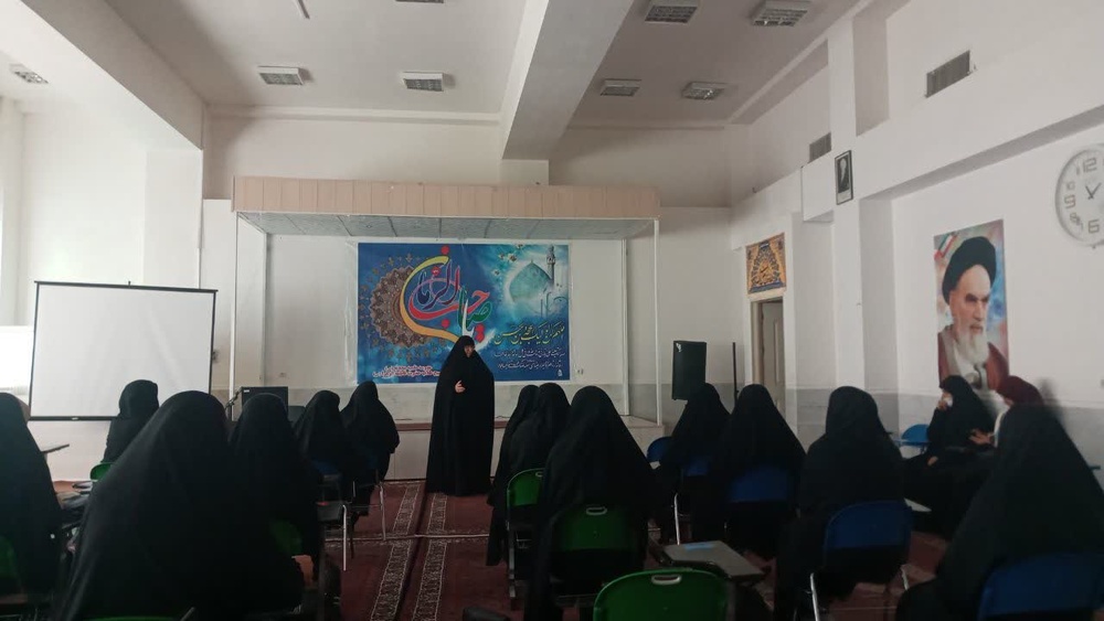 برگزاری نشست علمی - پژوهشی در مدرسه علمیه تخصصی محدثه بروجرد