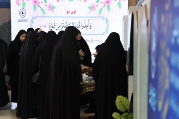 تصاویر/ چهارمین شب فعالیت غرفه حوزه‌های علمیه خواهران در نمایشگاه بین‌المللی قرآن کریم