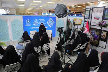 تصاویر/ چهارمین شب فعالیت غرفه حوزه‌های علمیه خواهران در نمایشگاه بین‌المللی قرآن کریم