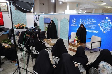 تصاویر/ چهارمین شب فعالیت غرفه حوزه‌های علمیه خواهران در نمایشگاه بین‌المللی قرآن کریم
