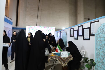 تصاویر/ چهارمین شب فعالیت غرفه حوزه‌های علمیه خواهران در نمایشگاه بین‌المللی قرآن کریم