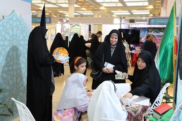 تصاویر/ چهارمین شب فعالیت غرفه حوزه‌های علمیه خواهران در نمایشگاه بین‌المللی قرآن کریم