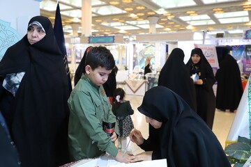 تصاویر/ چهارمین شب فعالیت غرفه حوزه‌های علمیه خواهران در نمایشگاه بین‌المللی قرآن کریم