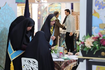 تصاویر/ فعالیت غرفه حوزه‌های علمیه خواهران در پنجمین شب نمایشگاه بین‌المللی قرآن کریم