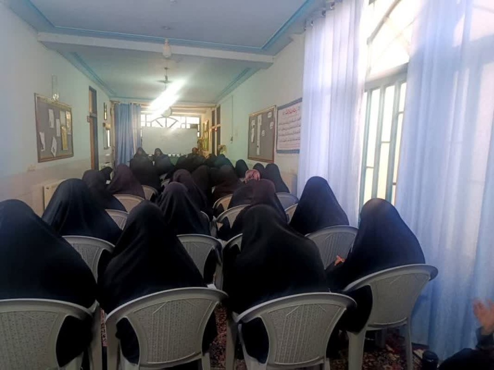 تحلیل تجربههای گذشته مذاکره با آمریکا در کرسی آزاداندیشی طلاب مدرسه بم