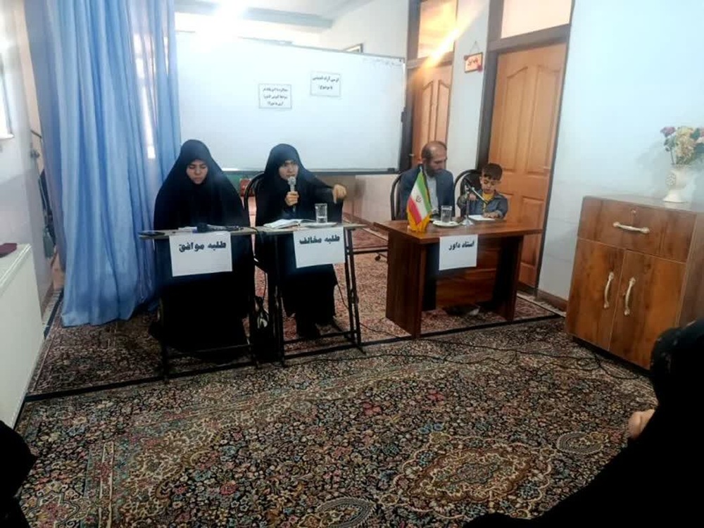 تحلیل تجربه‌های گذشته مذاکره با آمریکا در کرسی آزاداندیشی طلاب مدرسه بم