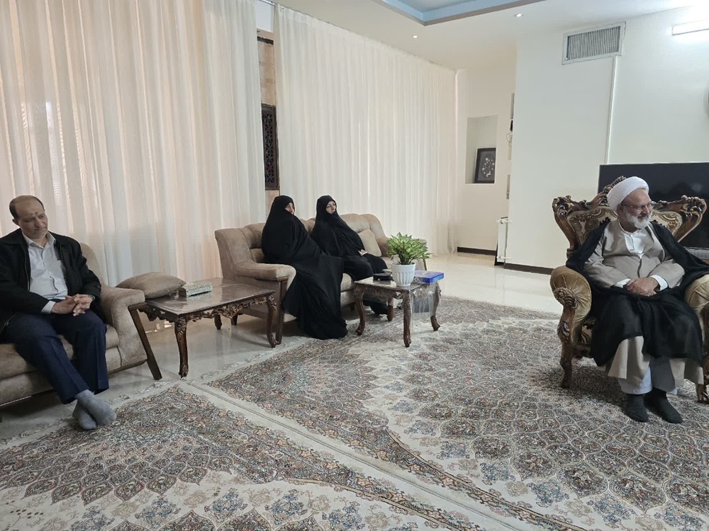 عیادت مدیر و کارکنان حوزه علمیه خواهران یزد از خیّر عرصه تعلیم و تربیت دینی