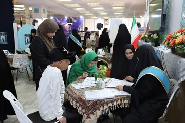 تصاویر/ ششمین شب فعالیت غرفه حوزه‌های علمیه خواهران در نمایشگاه بین‌المللی قرآن کریم