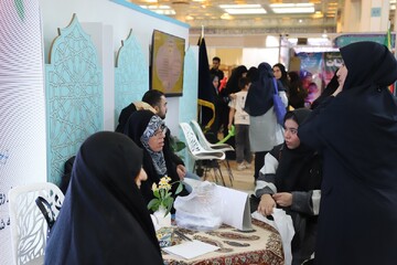 تصاویر/ ششمین شب فعالیت غرفه حوزه‌های علمیه خواهران در نمایشگاه بین‌المللی قرآن کریم