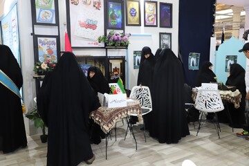 تصاویر/ ششمین شب فعالیت غرفه حوزه‌های علمیه خواهران در نمایشگاه بین‌المللی قرآن کریم